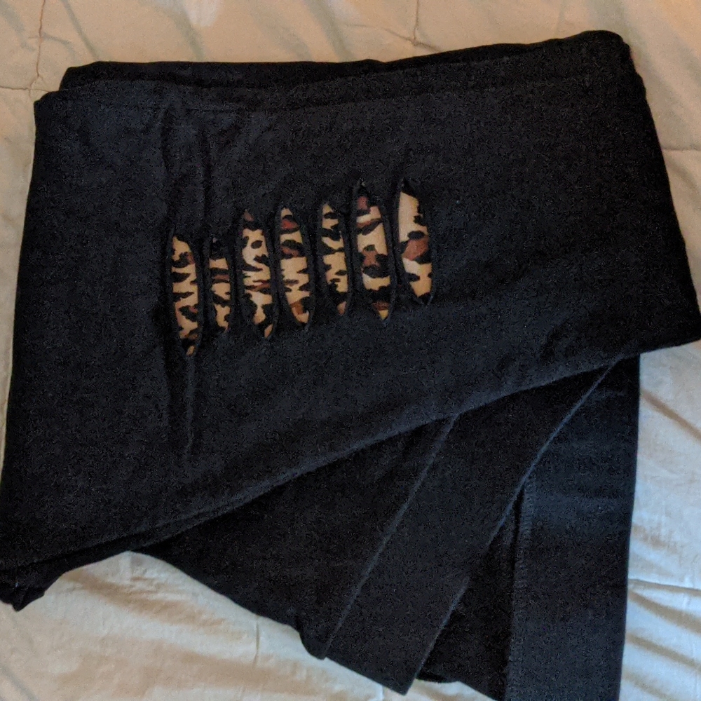 EUC Size 3 Torrid Premium Legging - Black With Slashed Leopard Print 🐆